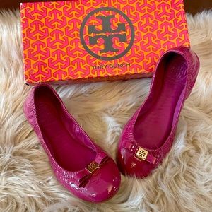 NIB Tory Burch Eddie 2 w/ Logo Bow Party Fuchsia Patent Leather Flats - Size 6